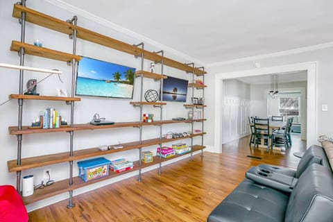 SouthernStays;MinutesfromCampus;KINGBeds;GameRoom