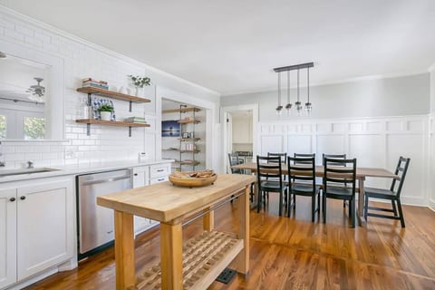 SouthernStays;MinutesfromCampus;KINGBeds;GameRoom