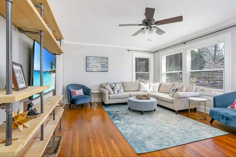 SouthernStays;MinutesfromCampus;KINGBeds;GameRoom