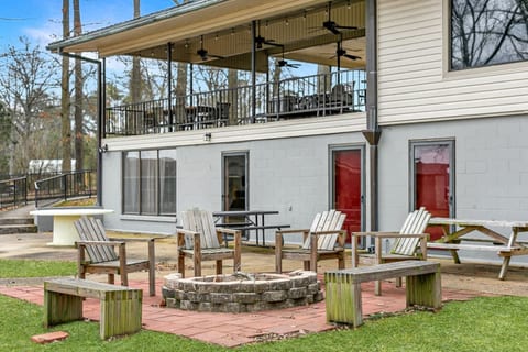 SouthernStays | Game Patio | Fire Pit | HUGE Yard