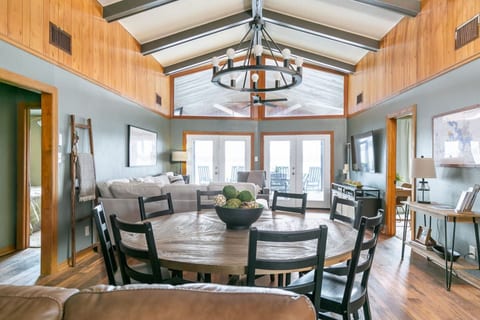 Dining for 8 and Lake Views