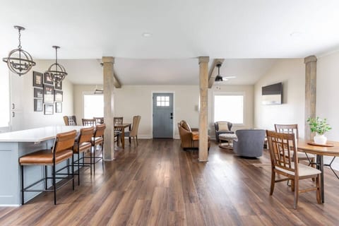 SouthernStays;ClosetoDowntown;Sleeps12;Luxe