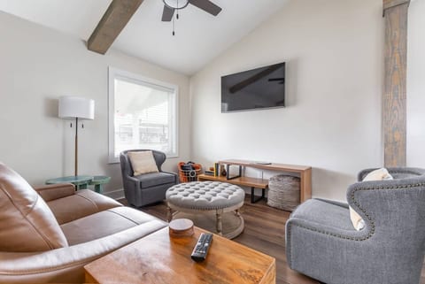 SouthernStays;ClosetoDowntown;Sleeps12;Luxe