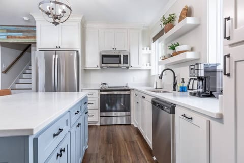 SouthernStays;ClosetoDowntown;Sleeps12;Luxe