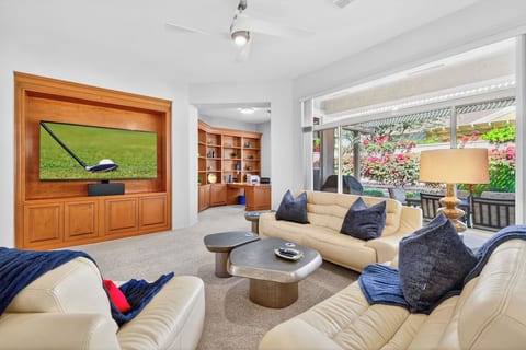 NEW! Beautiful, Sun City 2bd 2ba 1624sf home, amenities, golf cart & clubs 55+