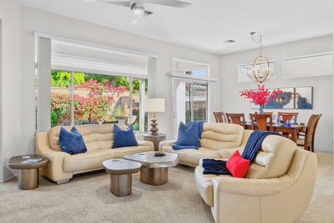 NEW! Beautiful, Sun City 2bd 2ba 1624sf home, amenities, golf cart & clubs 55+
