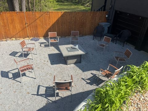 Outdoor fire pit