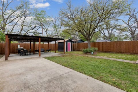3 BDRM Dallas- Central Location, Spacious Backyard