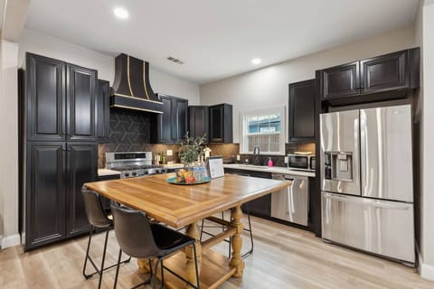 3 BDRM Dallas- Central Location, Spacious Backyard