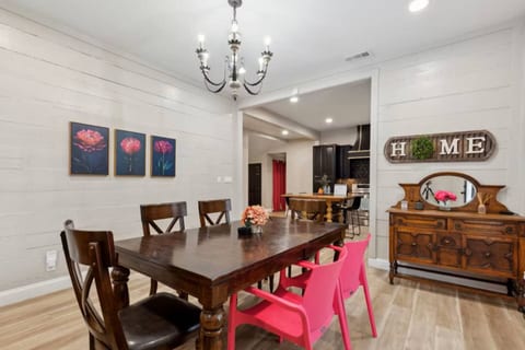 3 BDRM Dallas- Central Location, Spacious Backyard