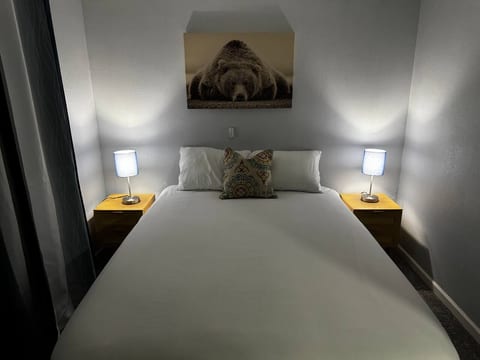 The Bear-Room,  Queen Bed