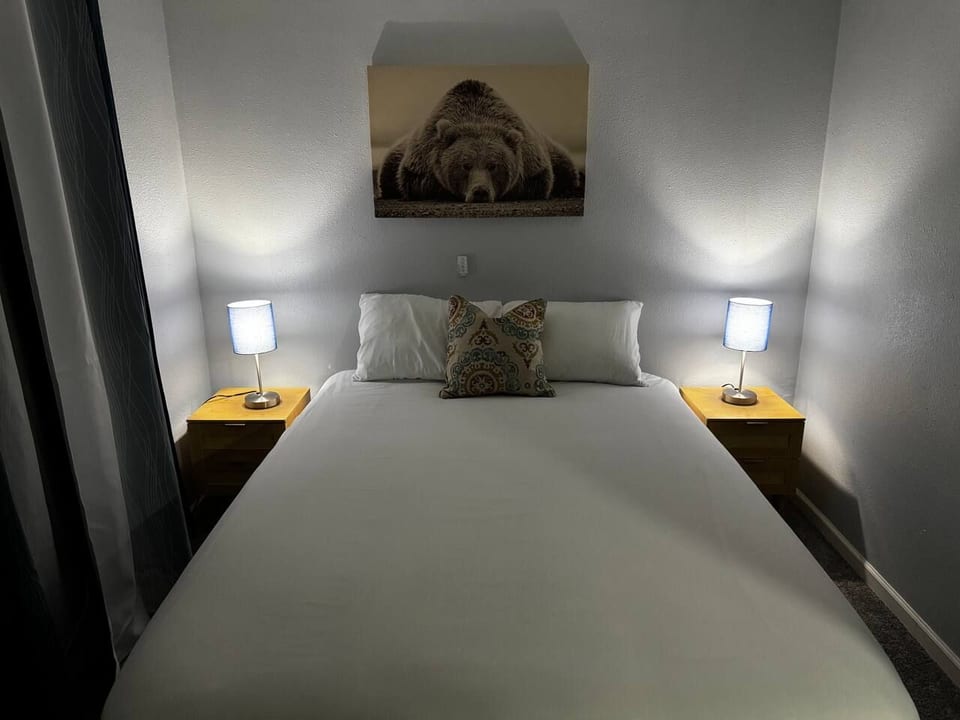 The Bear-Room, Queen Bed