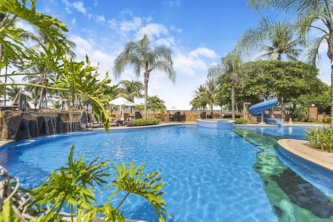 Crocs resort pool, enjoy the day relaxing on the sun loungers with pool side food and drinks.