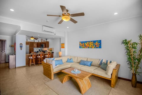 Brand new locally handcrafted furniture, comfy and spacious living room to relax in after taking in all the sights and activities in and around Jaco.
