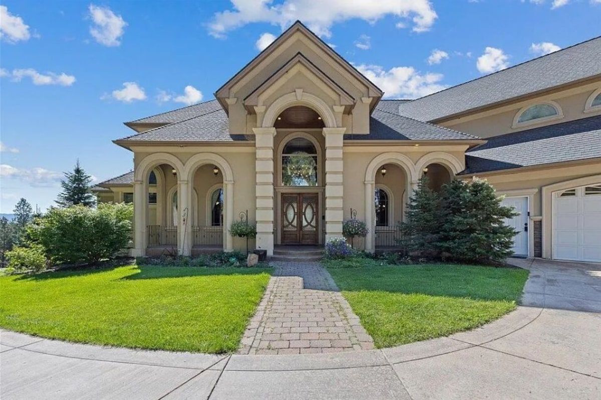 Beautiful Country Villa on 5 acres, 5 miles to downtown