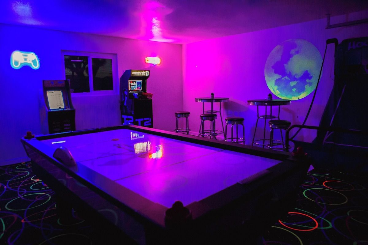 NEW! Retro Arcade, Retreat w/Hot Tub+Cowboy Pool Family Friendly, Great location