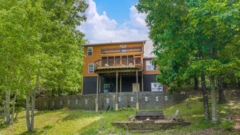 Woodcrest Cabin | Spacious Deck Overlooking Brow | Near DeSoto State Park and Citadel Boulder Preserve | 2+ Wooded Acres