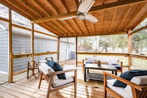 5bed/3ba Steps to the boat launch & Fremont Beach!