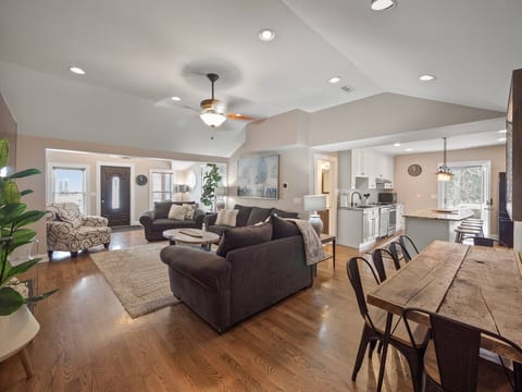 5bed/3ba Steps to the boat launch & Fremont Beach!