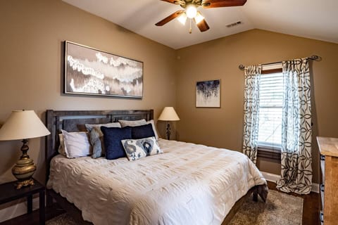 5bed/3ba Steps to the boat launch & Fremont Beach!