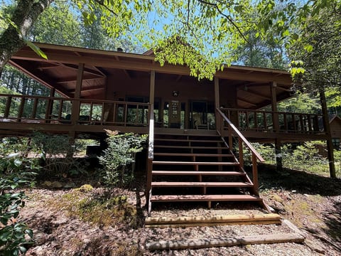 The Hootin Place a cozy 2 bedroom river side cabin image 1