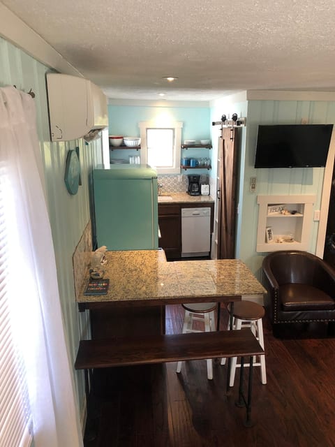 Ethan's Lake House (Sunshine cottages)