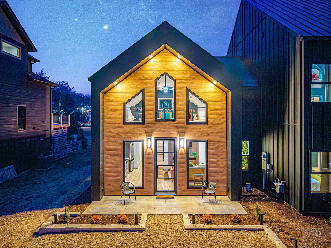 Stylish 1BR Guesthouse w/Loft-Location + Hot Tub
