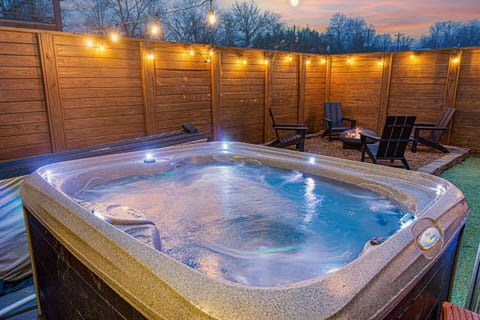 Stylish 1BR Guesthouse w/Loft-Location + Hot Tub