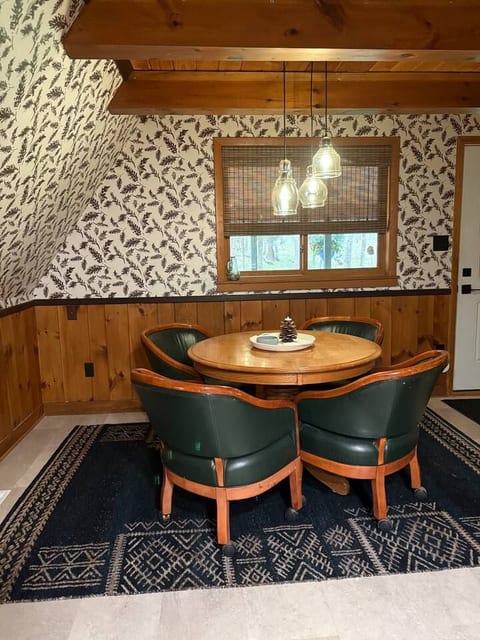 The Remington House | Hot Tub + Pet-Friendly