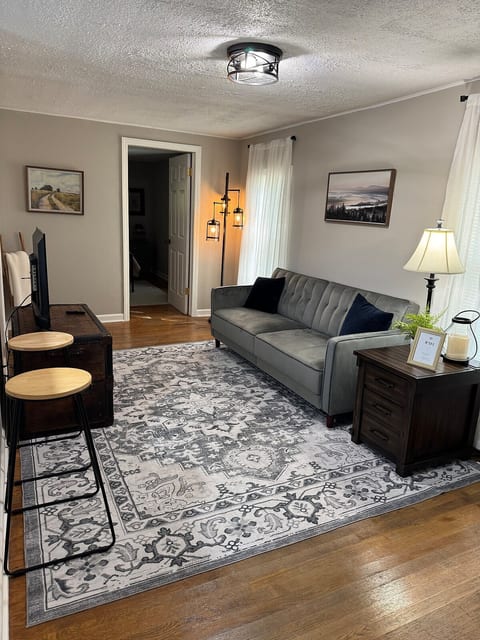 1 Bedroom Upstairs Downtown Greeneville
Park Place image 5