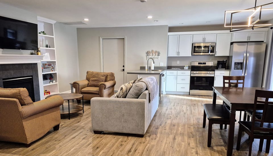 Guesthouse – 5BR Lower Level (2BR+3BR) - Overland Park