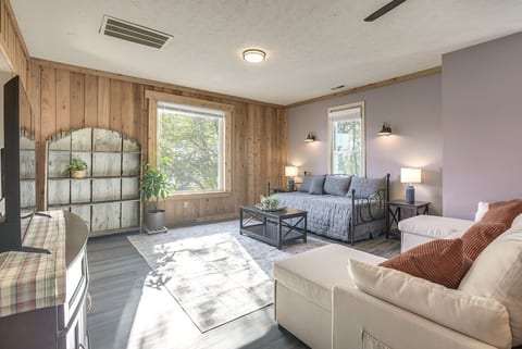 Lancaster Vacation Rental | 2BR | 1.5BA | 1,100 Sq Ft | Stairs Required