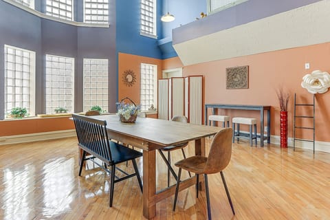 Dining Area | Free WiFi | Central Air Conditioning/Heat