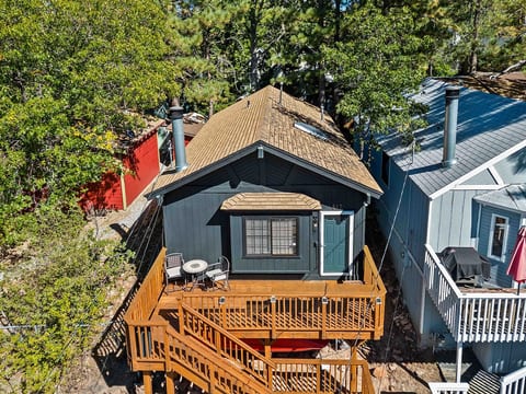 walking distance to lake & village , Hot Tub image 5