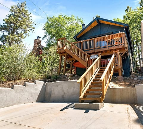 walking distance to lake & village , Hot Tub image 3