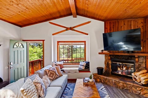 walking distance to lake & village , Hot Tub image 1
