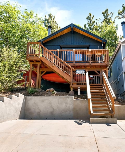 walking distance to lake & village , Hot Tub image 4