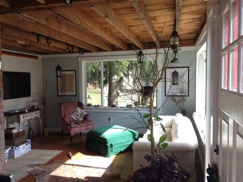 East sitting room (with TV)