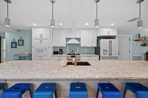 Seating for 7 at the kitchen island