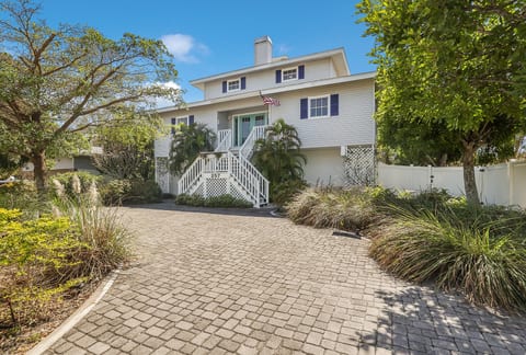 Spacious elevated 4 bedroom home