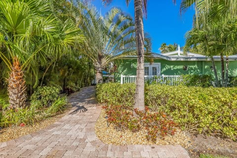 Key Lime Cottage half dulpex with private side entrance
