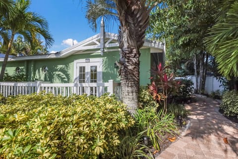 Adorable half duplex in the heart of Holmes Beach