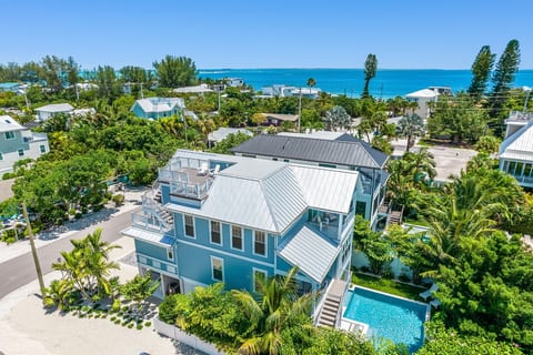 Huge tropical yard and pool