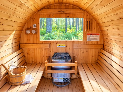 Maple Cabin w Sauna, Indoor Hot Tub, + Firepit