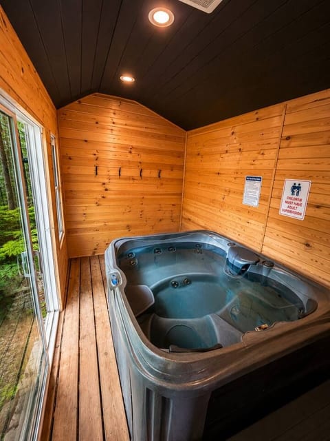 Maple Cabin w Sauna, Indoor Hot Tub, + Firepit