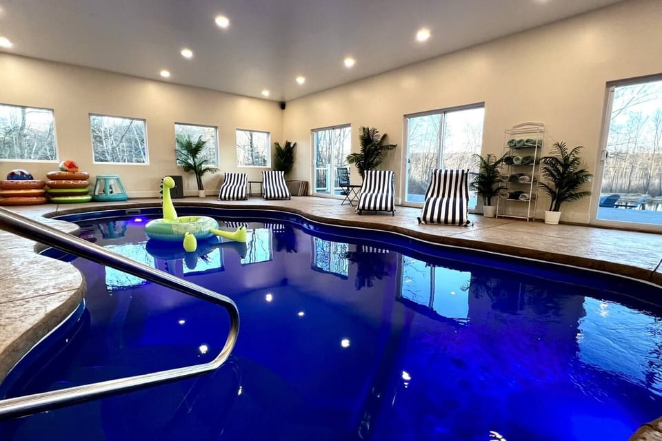 Private Indoor Pool + Shawnee Retreat - East Stroudsburg