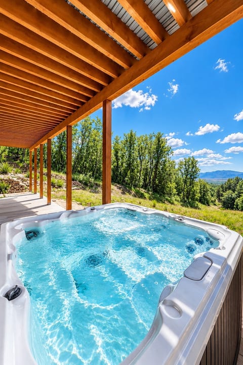 Hummingbird Hideaway: Sleeps 15, Hot Tub & Views