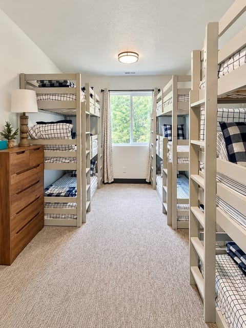 Hummingbird Hideaway: Sleeps 15, Hot Tub & Views