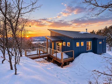 Hummingbird Hideaway: Sleeps 15, Hot Tub & Views