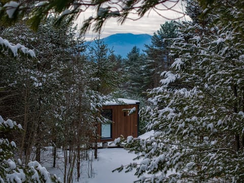 ÖÖD Seven Cedars at Jay - Scandinavian Mirror Glass Cabin